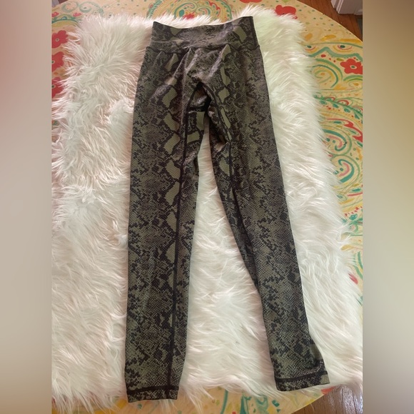 BuffBunny Leggings - Picture 2 of 4